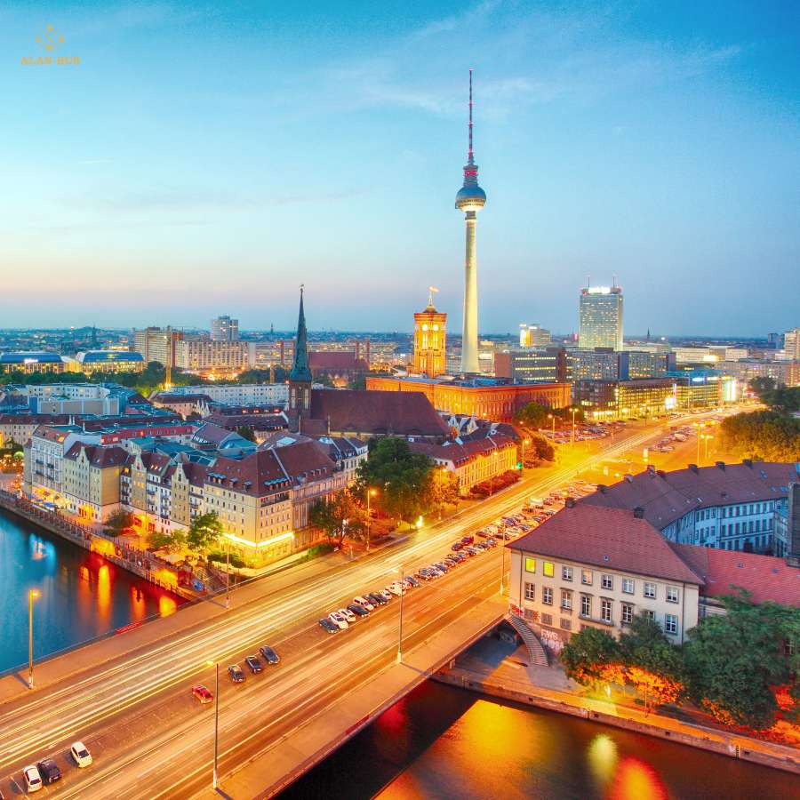 Panorama Berlina o zmierzchu z widokiem na wieżę telewizyjną i most nad Sprewą – jedno z głównych miast obsługiwanych przez ALAN-BUS na trasach Polska–Niemcy