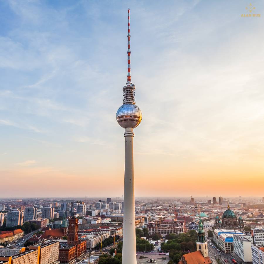 Wieża telewizyjna w Berlinie na tle panoramy miasta o zachodzie słońca