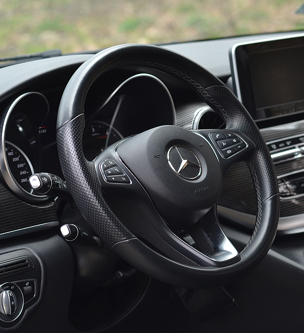 Kierowca wielofunkcyjna Mercedes-Benz w nowoczesnym busie pasażerskim